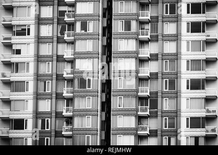 El patrón de la arquitectura geométrica. Detalles balcón del edificio. Pared moderna. Estructura poligonal. En blanco y negro de fondo abstracto.