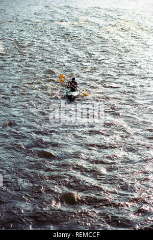 La gente en kayak en el Dunajec. Dos adultos jóvenes sentado en un kayak y remar juntos por el río. Par disfrutar de paseo rodeado b Foto de stock