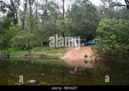 Camping junto a Teemburra Creek en el Captain's Crossing, Mia Mia State Forest, Queensland, Australia Foto de stock