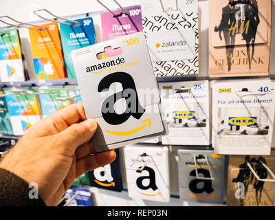 años en frente de desnudo FRANKFURT, Alemania - Oct 6, 2017: 50 Euro card en la mano el punto de  vista de compras de clientes de prepago La tarjeta de Regalo Amazon dinero  online tarjetas de prepago