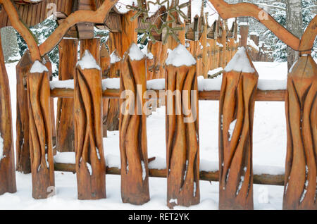 Brest, Bielorrusia - Enero 11, 2019: Regla de pilares de madera tallada en el estilo antiguo