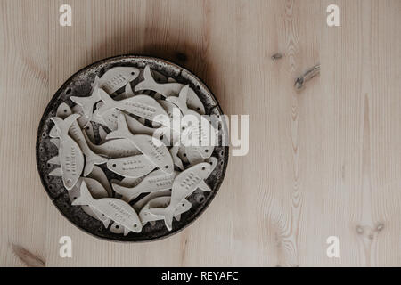 Fondo culinario, platos de cerámica vacíos, cucharas y cuencos de madera o  bambú. Estilo rústico. Decoración de la cocina del hogar Fotografía de  stock - Alamy