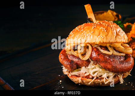 Mujer Vertiendo Salsa De Tomate Mayonesa Y Mostaza En Una Salchicha De  Cerdo A La Parrilla Bratwurst En Un Mercado Alemán Foto de stock y más  banco de imágenes de Salchicha 