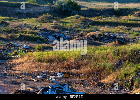 Vista de basura esparcidos en tierra en el país Foto de stock