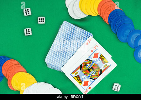Vista superior de la mesa de póquer verde y chips multicolores, dados, jugar a las cartas con palo Diamantes Foto de stock