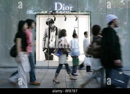 Dior Store.Shopping street, en el distrito de Aoyama, Omotesando Avenue, muchas organizaciones internacionales, etiqueta de moda de lujo, Tokio, Japón Foto de stock