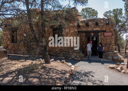 Los visitantes dejando el Tusayan ruinas Tusayan (o Pueblo) Museo en el Parque Nacional del Gran Cañón, Arizona, EE.UU.