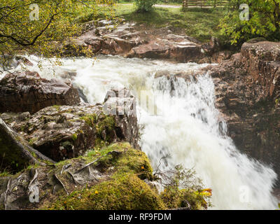 Lower Falls en el valle de Glen Nevis, Escocia Foto de stock