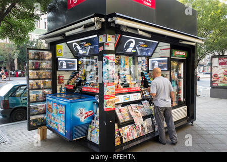 Quiosco de periódicos y cigarrillos tradicionales en Terazije en Belgrado, Serbia Foto de stock