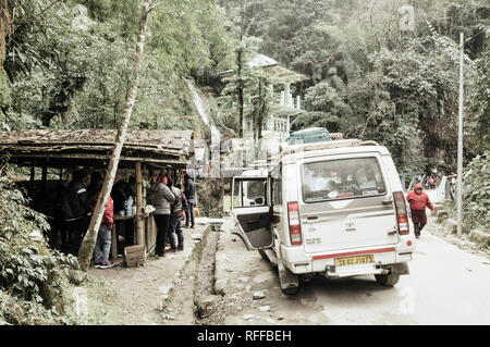 Lachung, Sikkim, Gangtok, India, 1st, enero de 2019: las personas que toman un turista detener cerca de Butterfly cascadas o siete Hermanas cascadas en el camino ROUT.
