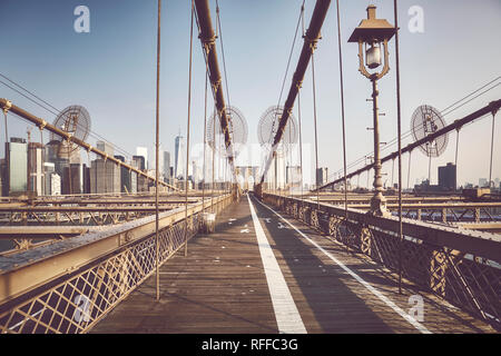 Amplio ángulo de visión del Puente de Brooklyn al amanecer, tonos de color de la imagen, en la ciudad de Nueva York. Foto de stock