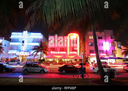 Hoteles Art Decó y bares en el Ocean Drive de la noche, Miami Beach, Florida, EE.UU.