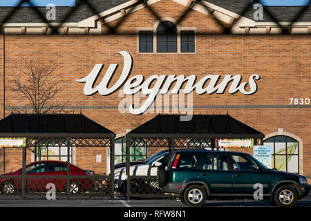 Un logotipo cartel fuera de una tienda de ultramarinos de mercados de alimentos Wegmans en Frederick, Maryland, el 22 de enero de 2019. Foto de stock