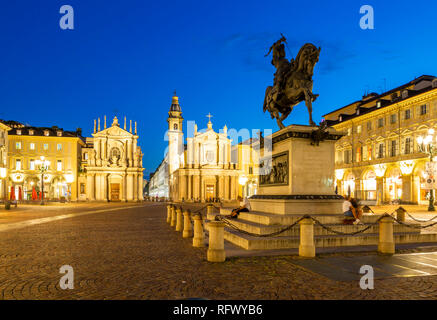 Vista de Emanuele Filiberto estatua en la Piazza San Carlo, en la noche, de Turín, Piamonte, Italia, Europa Foto de stock