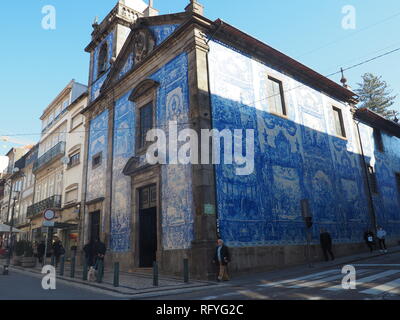 Capilla de las almas (Capela das Almas) fachada en Porto - Portugal Foto de stock