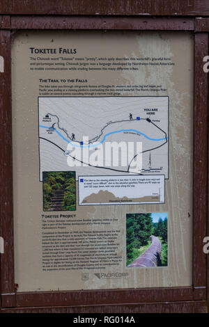 TOKETEE Falls, Oregon - Abril 19, 2014: Un cartel informativo que muestra el sendero que conduce a las cataratas en Toketee Falls, o el 19 de abril, 2014