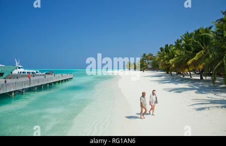 Par caminar sobre la playa de arena blanca, Meeru Island Resort, Maldivas, Océano Índico, Asia Foto de stock
