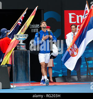 Melbourne, Australia. 27 ene, 2019. Tenis: Grand Slam, Open de Australia. Novak Djokovic de Serbia entra en el Rod Laver Arena antes de la final. Crédito: Frank Molter/dpa/Alamy Live News Foto de stock