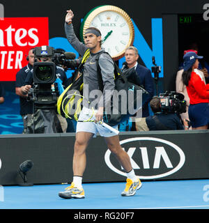 Melbourne, Australia. 27 ene, 2019. Tenis: Grand Slam, Open de Australia. Rafael Nadal (l) desde España ondas en la audiencia antes de la final. Crédito: Frank Molter/dpa/Alamy Live News Foto de stock