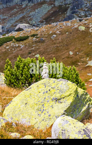 Senderismo en altas montañas Tatras (Vysoke Tatry), Eslovaquia. Equilibrio visto en Valle Mlynicka piedras en el camino a cascada Skok (1789m) Foto de stock