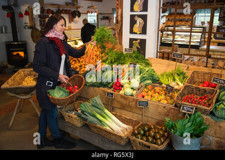 Cliente compra zanahorias en Farm shop, espárragos, Kundin yard Schulte-Scherlebeck kauft Mšhren Hofladen im, Spargelhof Schulte-Scherlebeck Foto de stock