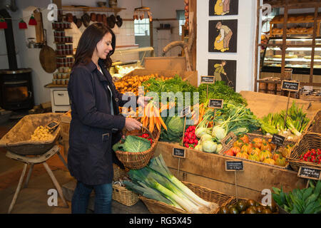 Cliente compra zanahorias en Farm shop, espárragos, Kundin yard Schulte-Scherlebeck kauft Mšhren Hofladen im, Spargelhof Schulte-Scherlebeck Foto de stock