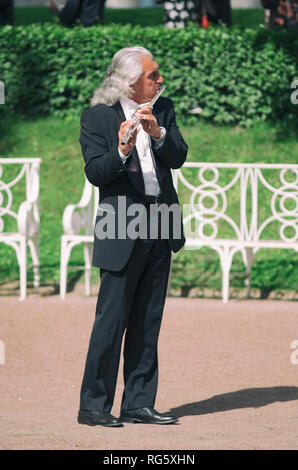 Tsarskoye Selo, San Petersburgo, Rusia - May 20, 2016: Calle músico altos hombre toca la flauta en la primavera Foto de stock