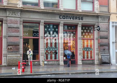 Nueva York, Estados Unidos 7 junio, 2013: la gente visita Converse tienda en Broadway, New York. Broadway es un famoso 33 millas de largo a partir de la calle