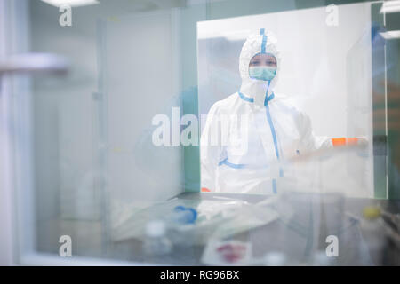 Técnico de laboratorio en general en salas limpias desgaste material esclusa