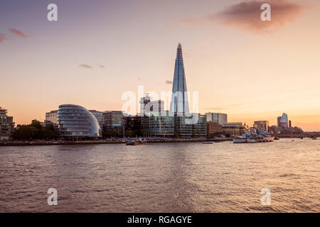 Gran Bretaña, Inglaterra, Londres, el Río Támesis con el Ayuntamiento y el Shard