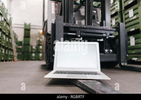 Portátil con pantalla en blanco como almacenamiento de fábrica Foto de stock
