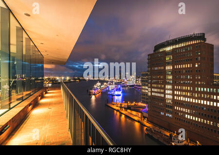 Alemania, Hamburgo, vista desde el mirador de Plaza Filarmónica del Elba hasta el Puerto de Hamburgo en la noche Foto de stock