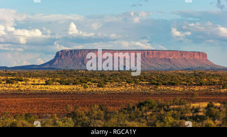 Cerca de Mount Conner en el territorio del norte de Australia al atardecer