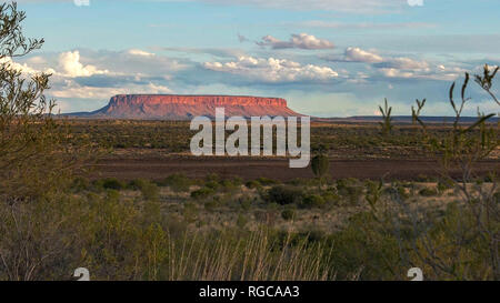 Un ángulo de visión amplio de Mount Conner en el territorio del norte de Australia al atardecer