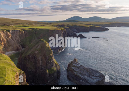 El mar y los acantilados de la costa atlántica, cerca de los Campos de Ceide, Condado de Mayo, Irlanda del Norte.