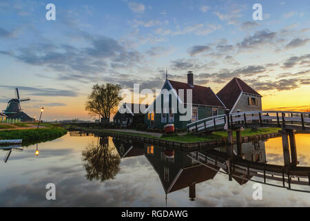 Amsterdam, Países Bajos, del amanecer en Zaanse Schans aldea con molino de viento holandés y casa tradicional Foto de stock