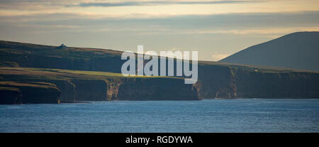 Mar Atlántico acantilado bajo el centro de visitantes de los Campos de Ceide. El condado de Mayo, Irlanda.