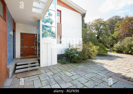 Entrada Moderna Da Casa De Luxo Pela Calçada Foto de Stock - Imagem de  parede, residencial: 206374032