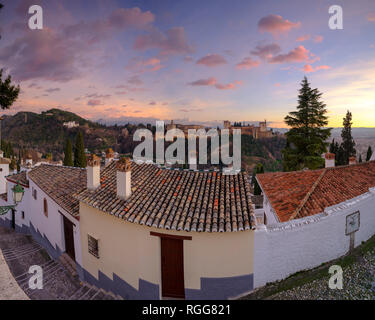 Los palacios de la Alhambra y El Generalife al atardecer mirando por encima de los tejados del Albaicín, Granada, España Foto de stock