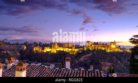 Los palacios de la Alhambra y El Generalife al atardecer mirando por encima de los tejados del Albaicín, Granada, España Foto de stock