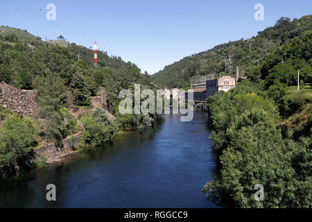 Antiguas instalaciones, cuidada y funcional, de un río de montaña en el norte de Portugal hidroeléctrica Foto de stock