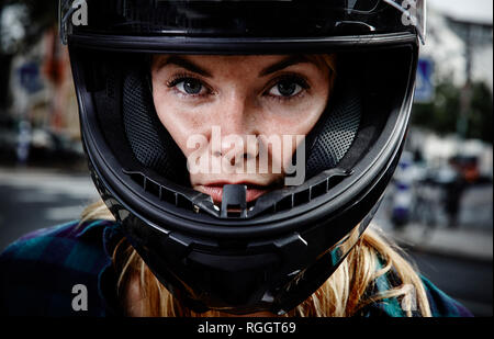 Retrato de mujer joven confiado llevar casco de motocicleta