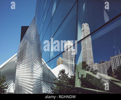 La Ciudad de Nueva York refleja la arquitectura moderna y antigua de cristal coloreado, EE.UU. aplicada.