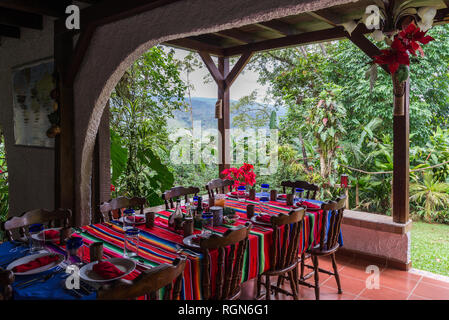 Mesas de comedor con coloridos manteles en un Eco-lodge. Costa Rica, América Central. Foto de stock