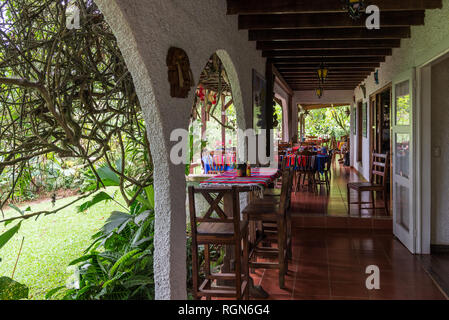 Mesas de comedor con coloridos manteles en un Eco-lodge. Costa Rica, América Central. Foto de stock