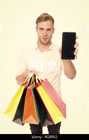 Guy comprar ropa de moda online con el smartphone. El hombre feliz cliente  recibió paquetes de compras. Concepto de compras en línea. El hombre toma  ventajas de compra en línea. Guy lleva bunch coloridos bolsos Fotografía de  stock - Alamy