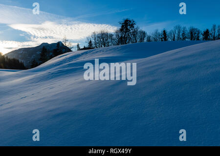 Últimos rayos de sol sobre un Campo de Nieve en Bayrisch Gmain, Baviera, Alemania Foto de stock