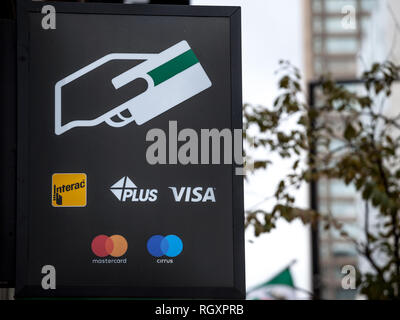 MONTREAL, Canadá - 7 de noviembre de 2018: Firmar en un cajero automático con el logos indicando el crédito y débito se aceptan tarjetas de pago, que incluyen Visa, Mastercard