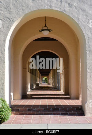 Pasillo abovedado en el campus del Instituto de Tecnología de California, Pasadena, California, EE.UU.; Caltech camino con arcos.