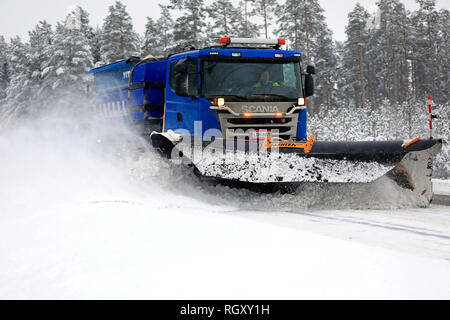 Salo, Finlandia - 25 de enero de 2019: azul de camión Scania equipado con quitanieves borra una nevada carretera en el sur de Finlandia en un día de nieve invernal. Foto de stock